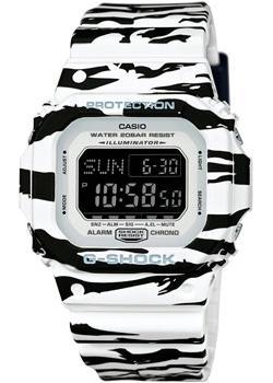       Casio DW-D5600BW-7E.  G-Shock - Casio .  WR 200.  .  ,  , , , , , ,  , 24-   , ,   ,   ,  ( : 3),   ,  /  .    .   43,2   46,8 ,  13,6 ,  52 .  .   .    - .<br>